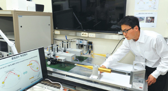 홍영표 박사가 물질상수 측정시스템을 이용해 높은 유전율을 가진 물질의 측정과 특성을 파악하고 있다.     표준연 제공